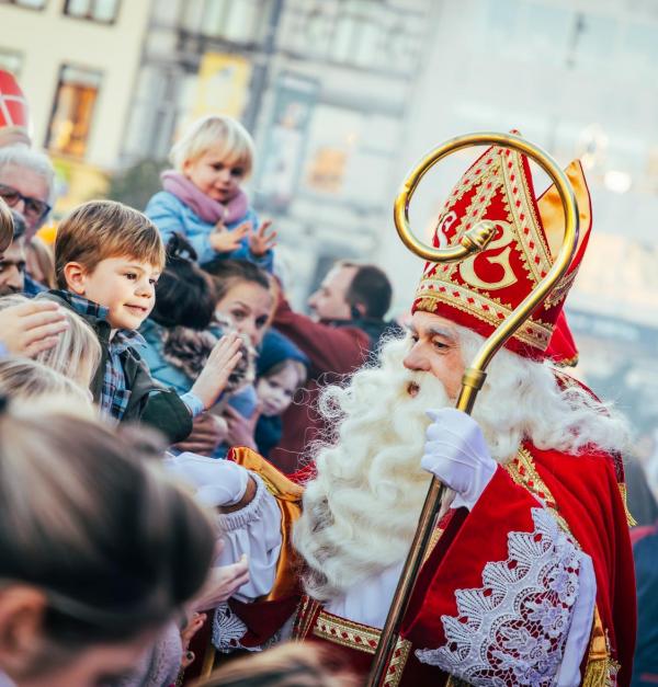 Sinterklaas begroet kinderen